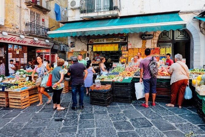 The Spanish Quarters, Street Art and Local Market Tour in Naples - How the guides shape the experience
