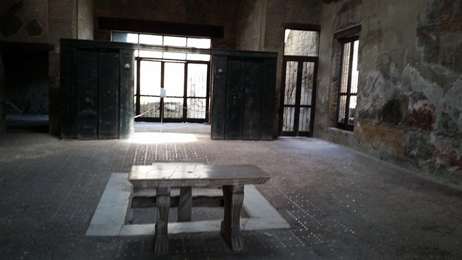 Tour in the ruins of Herculaneum with an archaeologist - The Guide Makes the Difference
