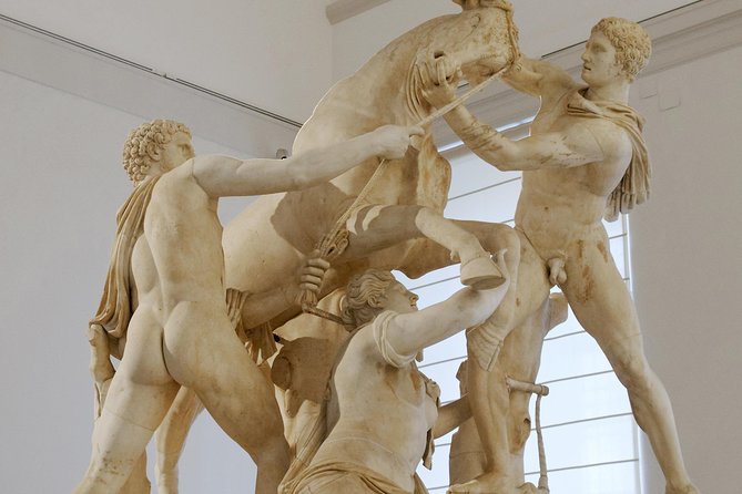 Tour of the Archaeological Museum of Naples - Pompeii and Herculaneum objects with context