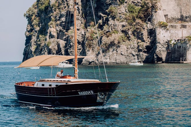 Tour of the island of Procida in a schooner - The schooner atmosphere and the food