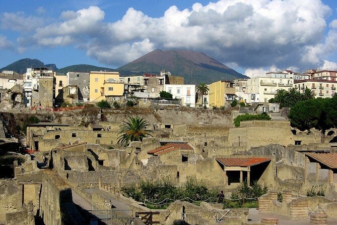 Tramvia Napoli: Transfer to Herculaneum Ruins + Vesuvius - Boarding in central Naples