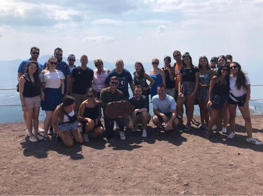 Vesuvio: 3h trekking tour with volcanological guide - A local toast above the Gulf of Naples